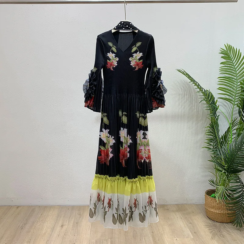 Miyake Plissiertes Schwarzes Blumenmuster V-Ausschnitt Rüschen Langarm Perlenbesetztes Tailliertes Maxikleid Locker Atmungsaktiv Elegante Urlaubskleidung