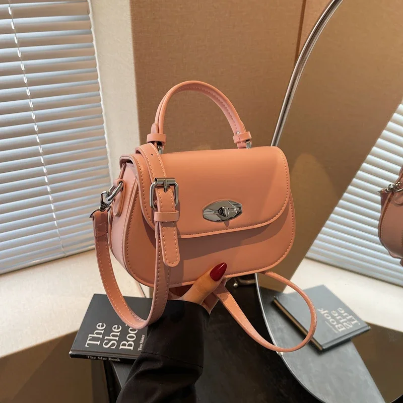 세련되고 트렌디한 디자인과 우아한 가죽을 갖춘 여성을 위한 세련되고 심플한 크로스바디 백