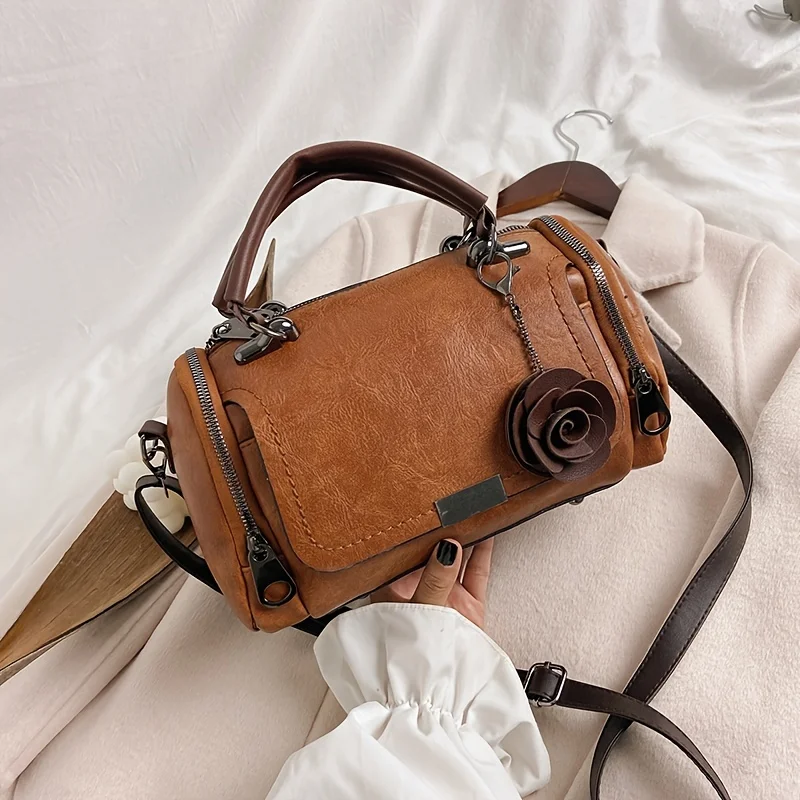 Tas Tangan Boston Vintage Besar - Tas Selempang PU Warna Solid dengan Penutup Ritsleting, dan Liontin Bunga - Sempurna untuk Penggunaan Sekali Saja