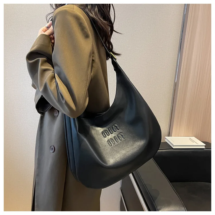 Nova bolsa balde de grande capacidade para mulheres, bolsa espaçosa de ombro e axilas, bolsa de dia de nicho minimalista