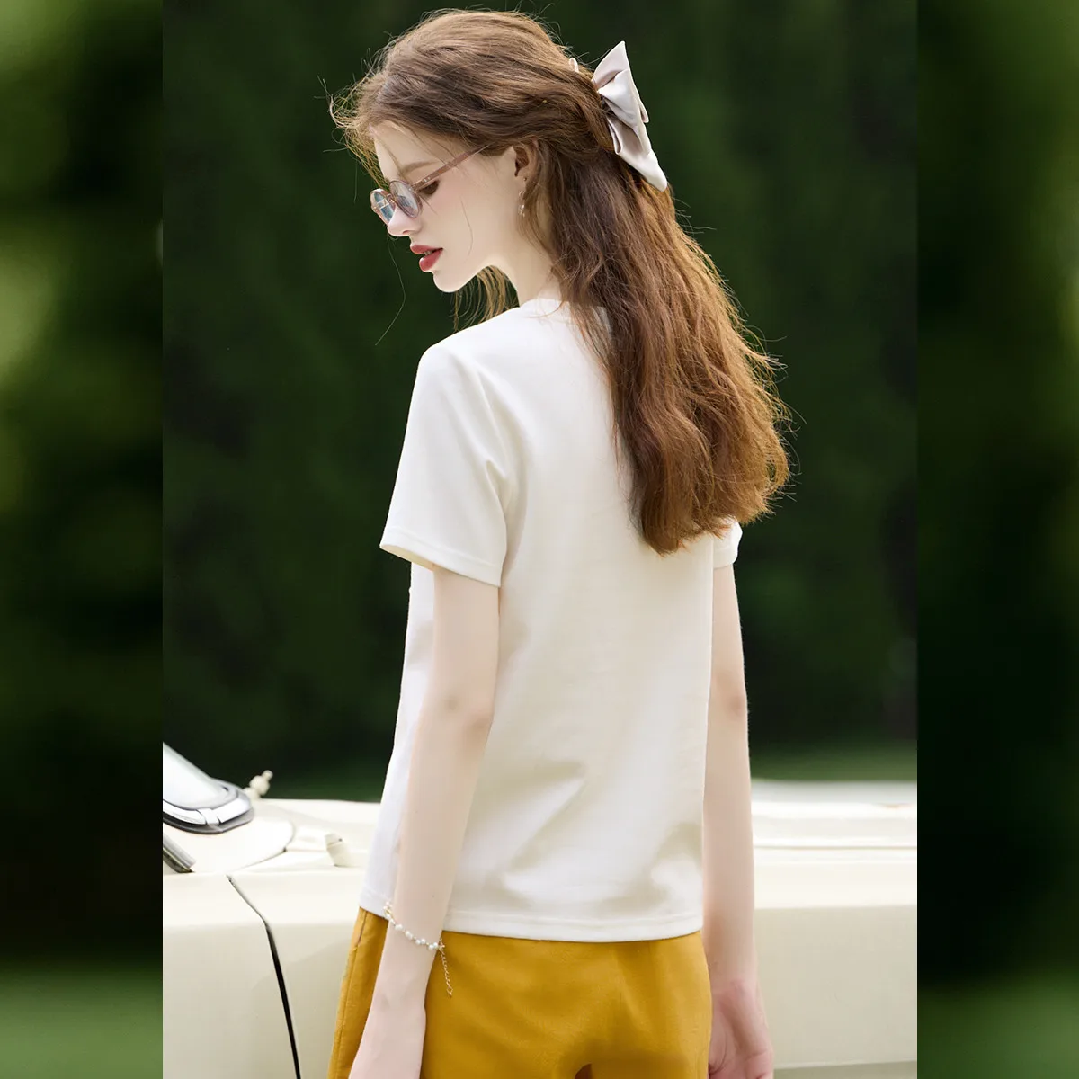 LOUIS YAO รูปแบบผีเสื้อปักแขนสั้น 2025 ฤดูร้อนใหม่สไตล์ Micro ยืดหยุ่นรอบคอผู้หญิงเสื้อยืด