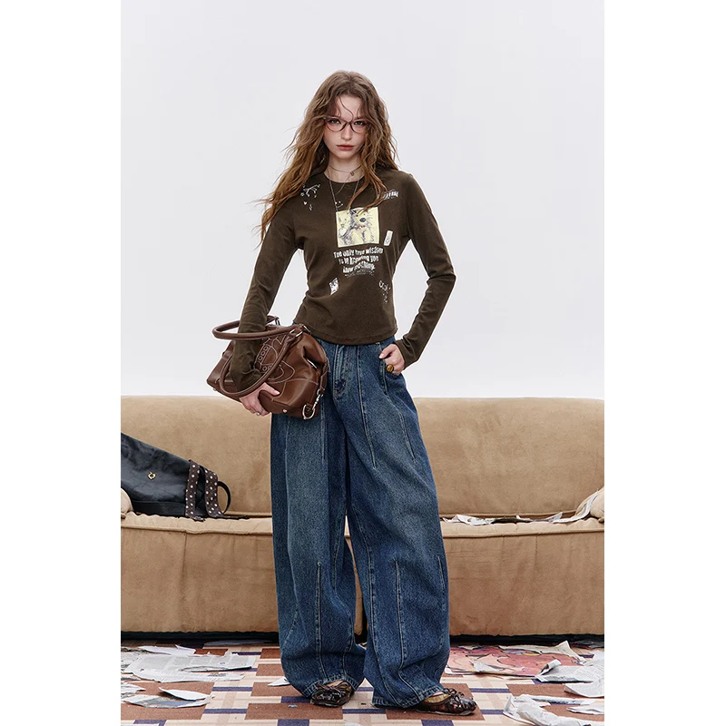 ELFSACK 2025 Autumn New Arrival Streetwear Print Graffiti Letter Long Sleeve T-Shirt For Woman