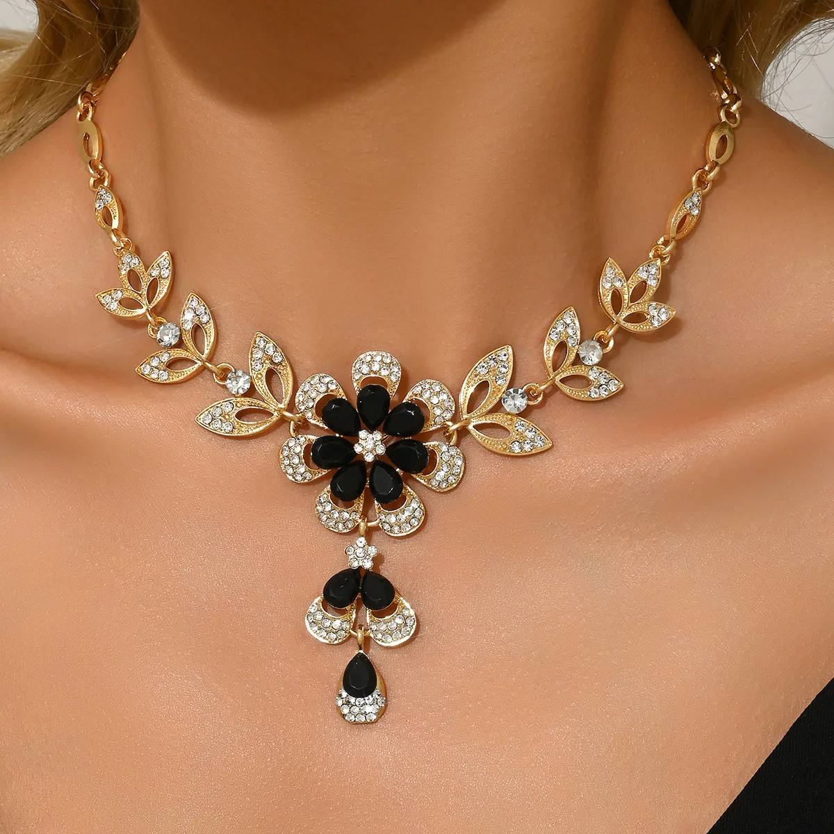 New Boho Flower Leaf Rhinestone Necklace for Women Botanical Foliage Pendant Statement Exotic Court Ornate Bridal Party Gift Ins