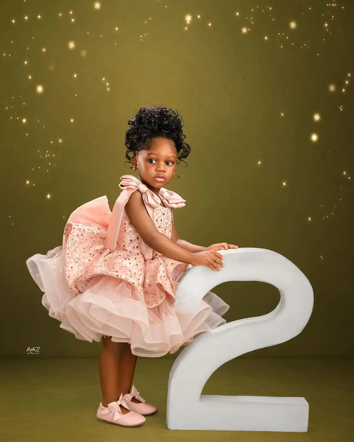 robe-courte-rose-poudre-pour-anniversaire-de-bebe-avec-grand-nœud-sur-l'epaule-en-tulle-a-volants-et-sequins-ideale-pour-seance-photo-et-bapteme-personnalisable