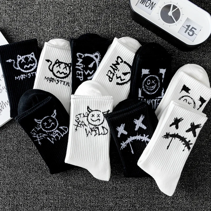 10 pairs of men's sports socks, casual, breathable, and versatile. Ghost face graffiti personalized socks