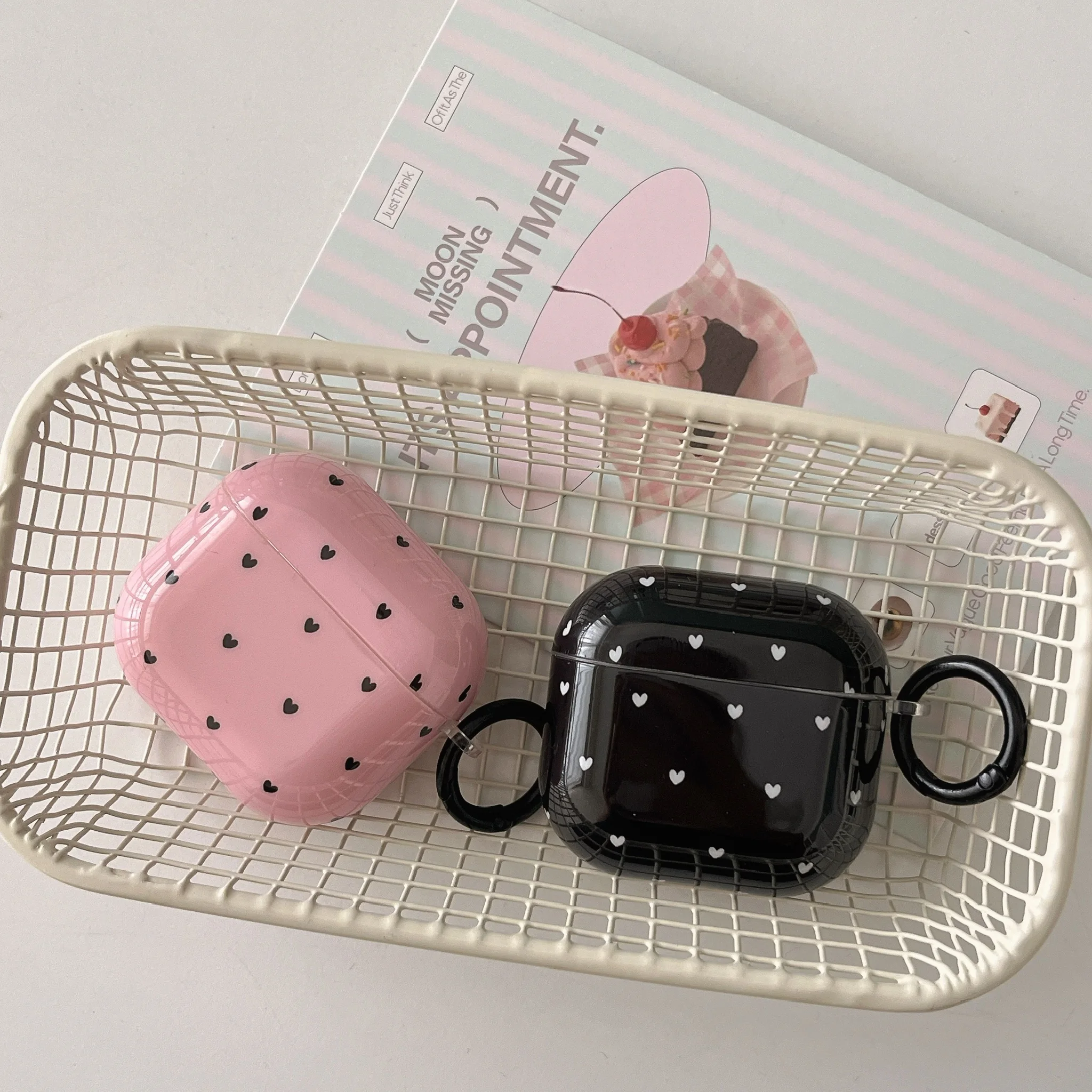 حافظة هاتف بسيطة كاملة الشاشة على شكل قلب صغير وردي وأسود بلون سادة مع غطاء حلقة سوداء لأجهزة AirPods 1 2 3 4 Pro 2 Pro 3