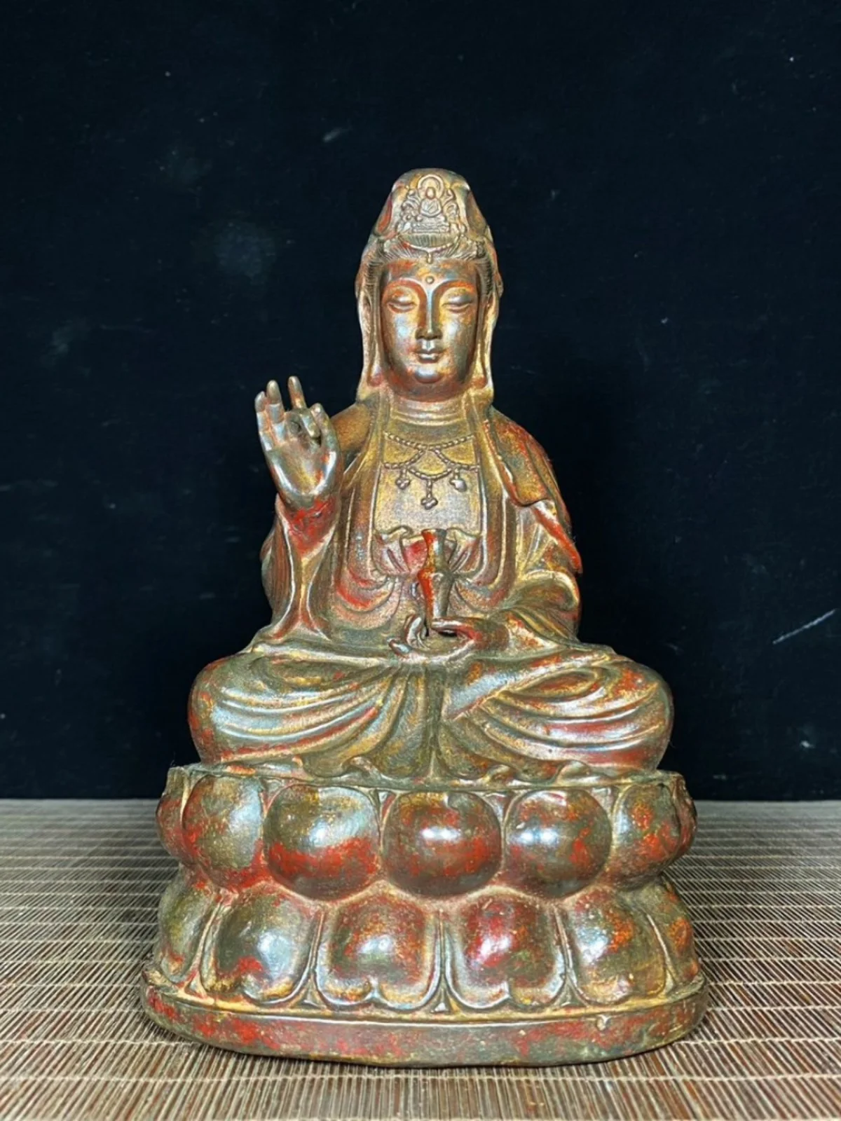 The old bronze tire clay statue of Guanyin Bodhisattva is about 12 cm wide and weighs about 2339 grams.