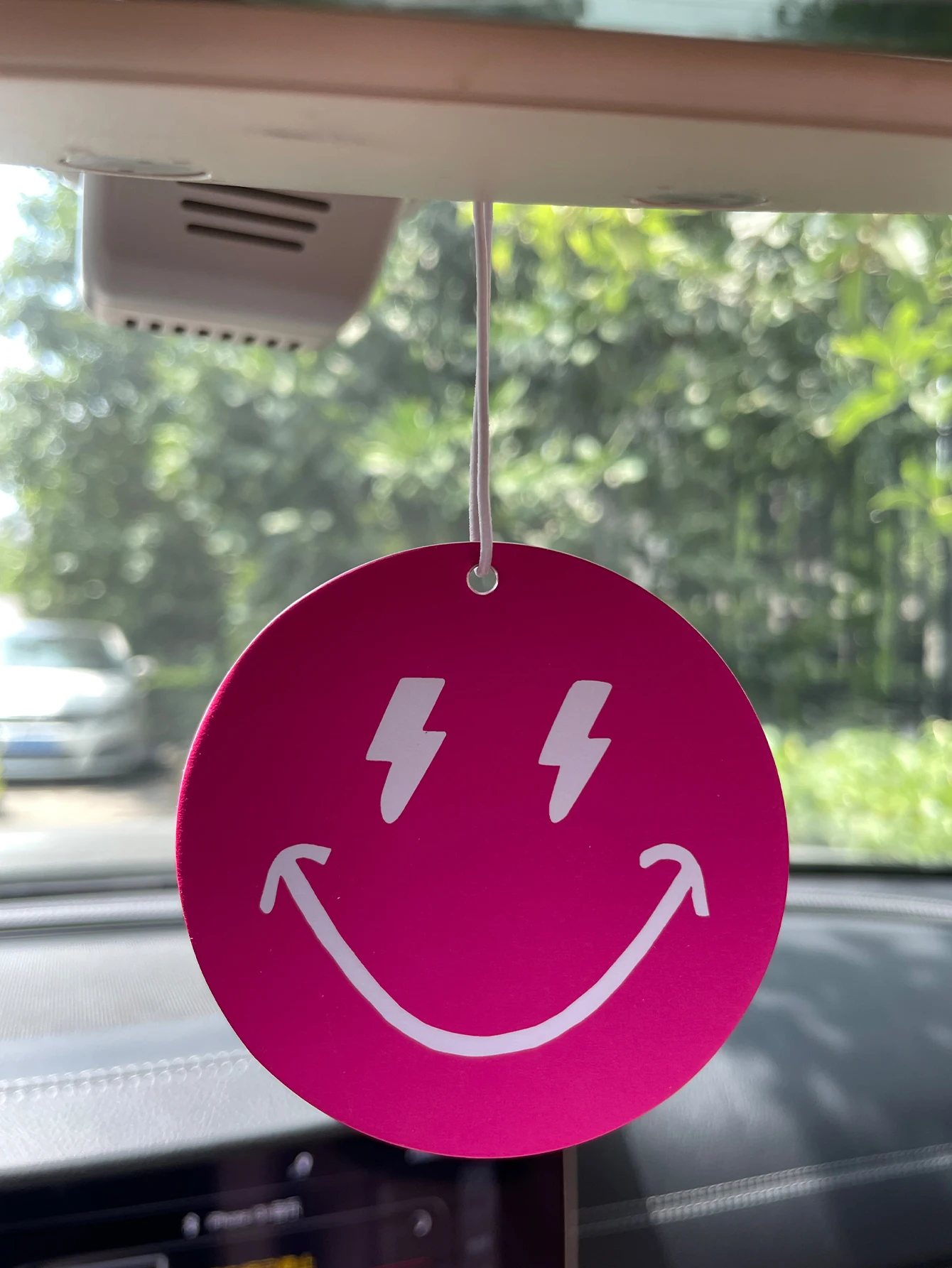 Smiley Face/Intercontinental Fresh Scent Five-Star Neutral Car Perfume and Non-Toxic Air Freshener |   Natural Essential Oils and Aromatherapy Scent Tablets (Noroili/Grapefruit/Cedar) |   Hanging Type and Dual-Purpose with Vent Clip |   Long-Lasting Fragrance for 60-90 Days |   Deodorize and Purify the Air |   Suitable for Use in Cars, Homes, Wardrobes, and Bathrooms. |   Same Fragrance as the One Sold in the Store