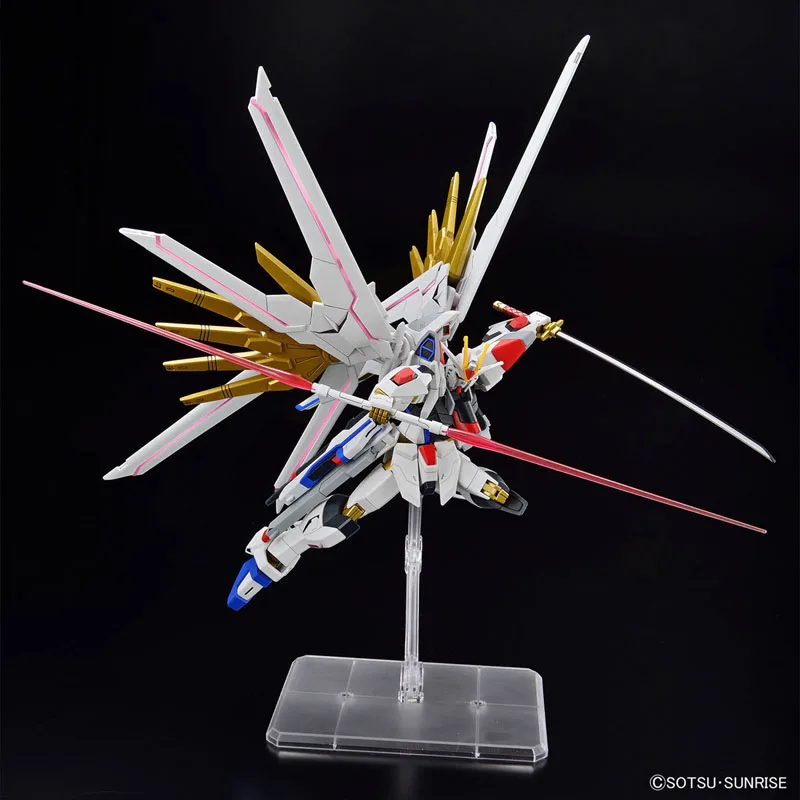 バンダイ本物のガンプラモデルキット HGCE 1/144 マイティストライクフリーダムガンダムアクションフィギュア組立モデル男の子のおもちゃクリスマスギフト