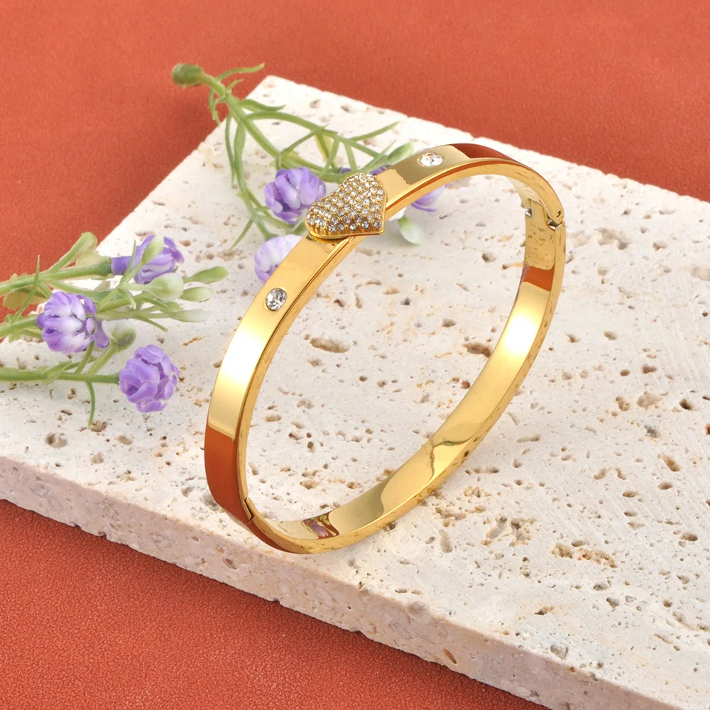 JeeMango Zarte, wasserdichte Armreifen mit kubischen Zirkonia-Herzen, Edelstahl-Armband, anlaufgeschützter Schmuck für Frauen und Mädchen, B25230