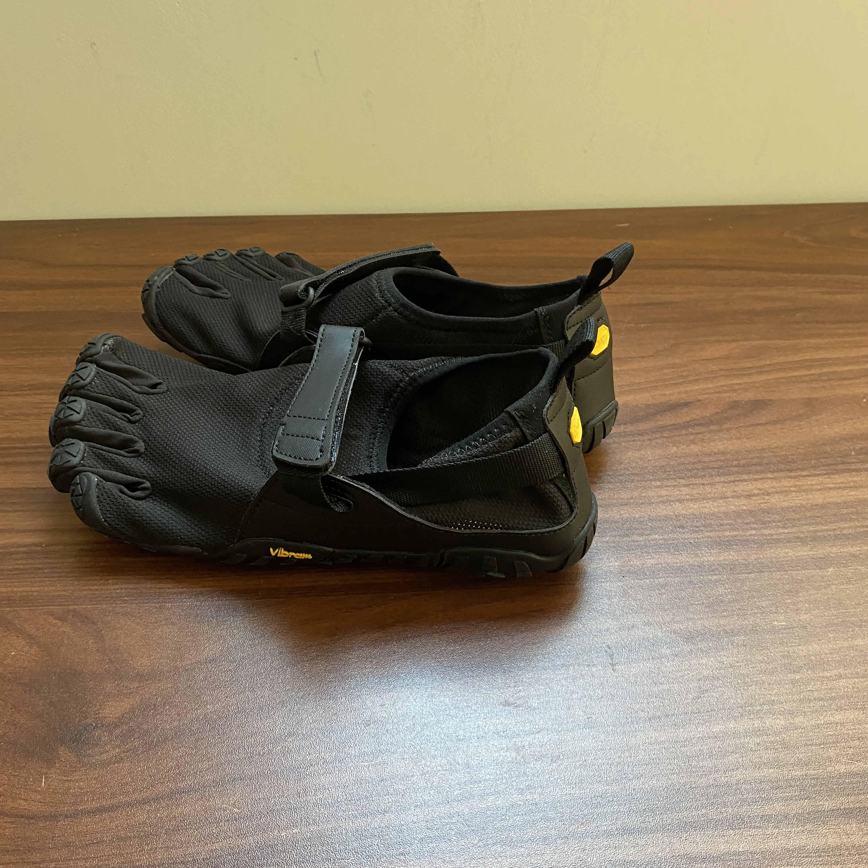 

The essential weightlifting shoes for the gym are lightweight and professional. The squat weightlifting shoes and fitness shoes