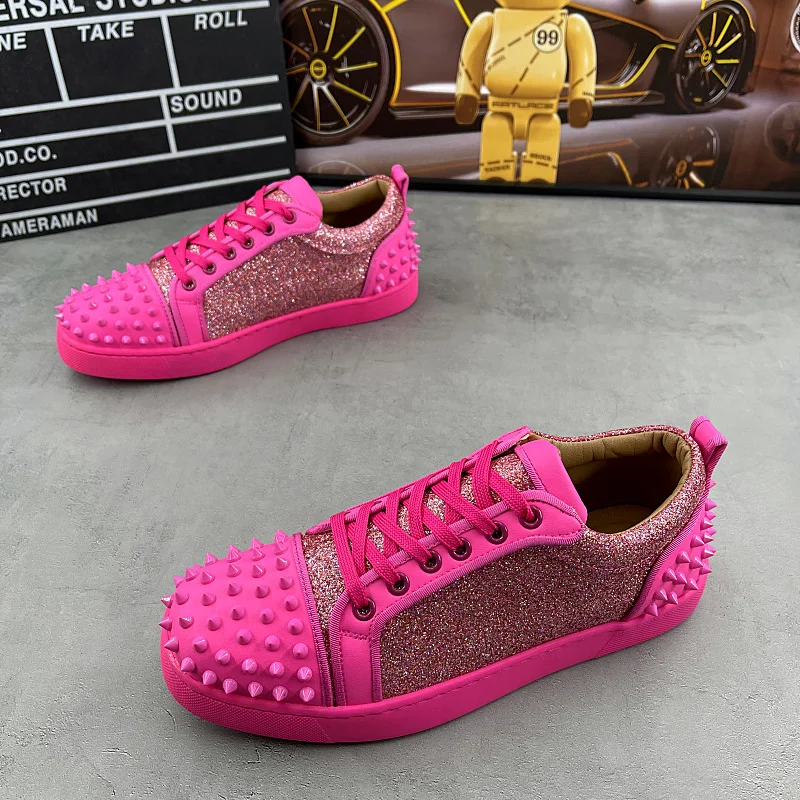 

Мужская роскошная модная обувь с шипами, туфли из коровьей замши на плоской подошве с заклепками, красные, розовые кроссовки с шипами, молодежная стильная индивидуальная обувь