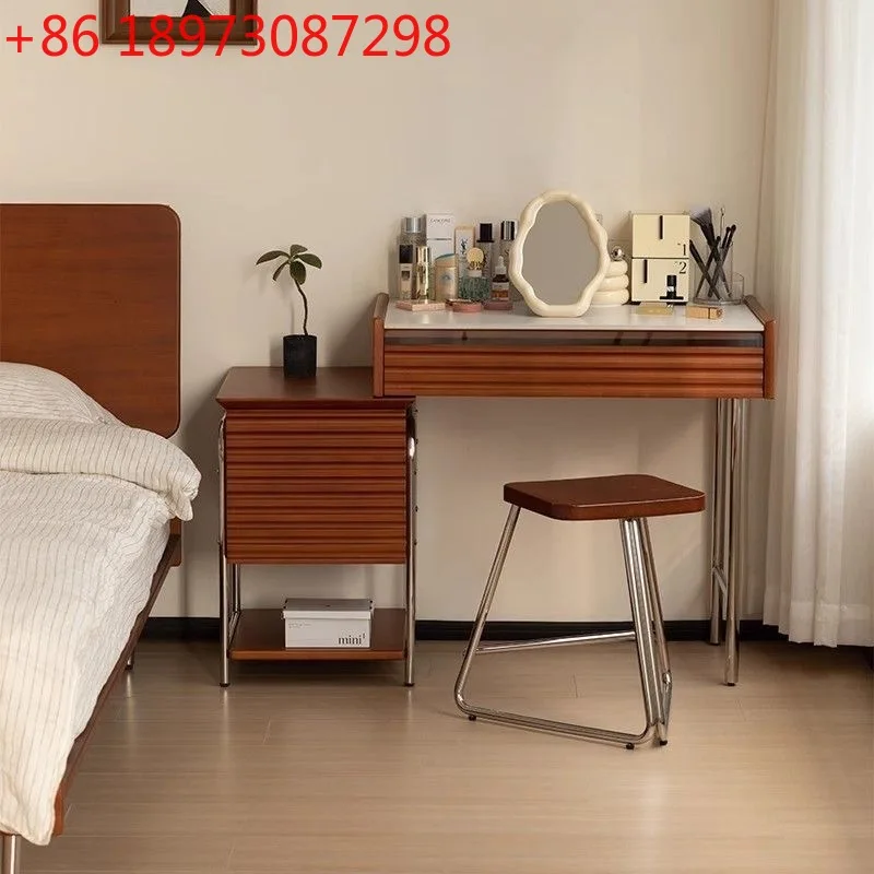 

Балконное окно из массива дерева в скандинавском стиле, бытовой высокий стол и стул, простая полосатая перегородка