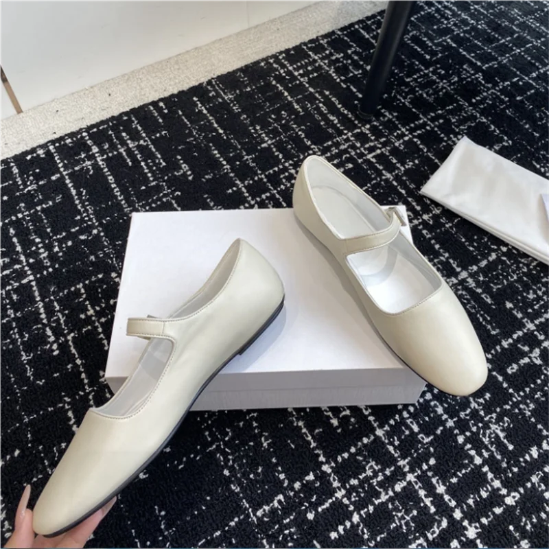 The new ballet flats allow you to showcase a lively and fashionable style while walking, adding a touch of fun to your steps