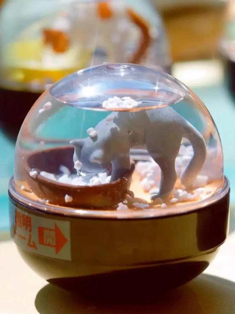 

Милая фигурка-игрушка в виде капсулы: кошка, снежный шар, модель, хрустальный шар, миниатюрный декор в виде тигра, трехцветной кошки, для небольших масштабных сборных моделей