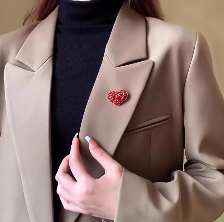 Broche rojo ostentoso lleno de diamantes de imitación en forma de corazón para mujer, alfileres de amor de solapa para amantes, alfileres de amor de