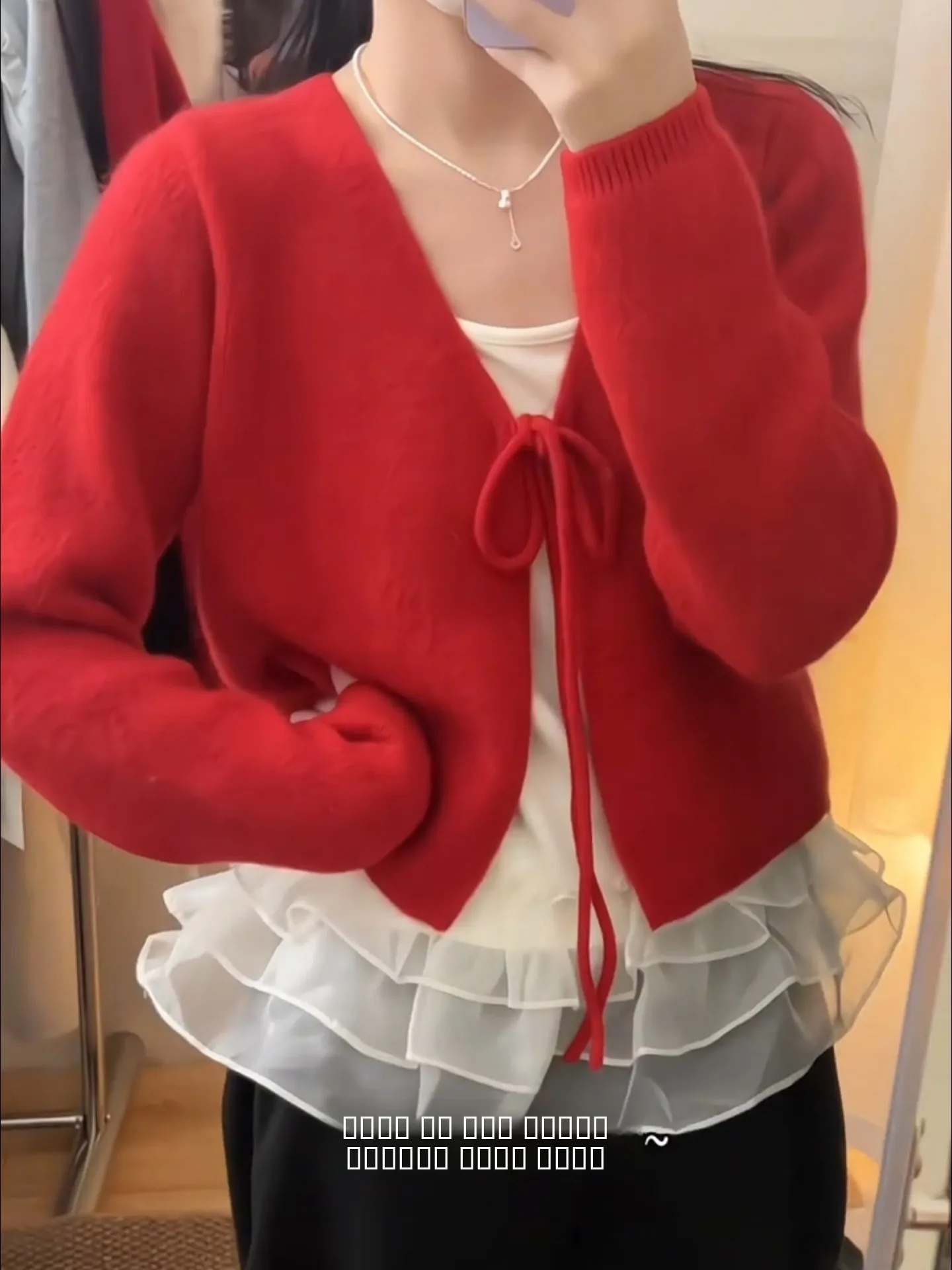 เสื้อโค้ทถักไหมพรมสีแดง คอวี พร้อมโบว์ผูก สำหรับผู้หญิง ชุดเซ็ตสองชิ้น ฤดูใบไม้ร่วง ฤดูหนาว สไตล์ลำลอง ความยาวปานกลาง เนื้อผ้านุ่ม