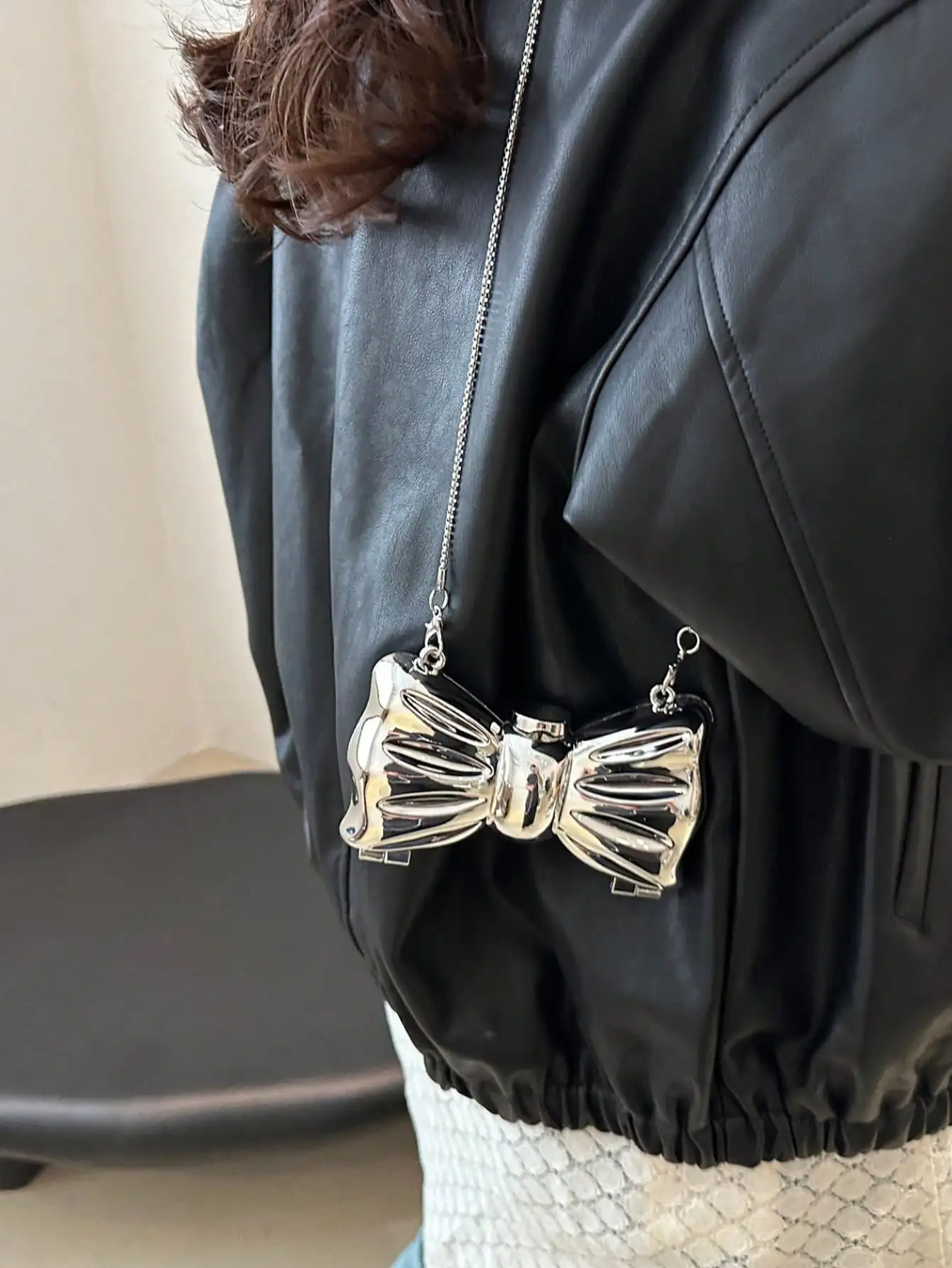 Mini Acrylic Electroplated Metallic Silver Shiny Bow Decor Clutch Bag, Versatile Women's Personalized Fashion Chain Lipstick Pouch, Jewelry/Earphone/Cosmetic Storage Box, Gift For Ladies, Suitable For Valentine's Day, Party SG25042792555185599 view 4