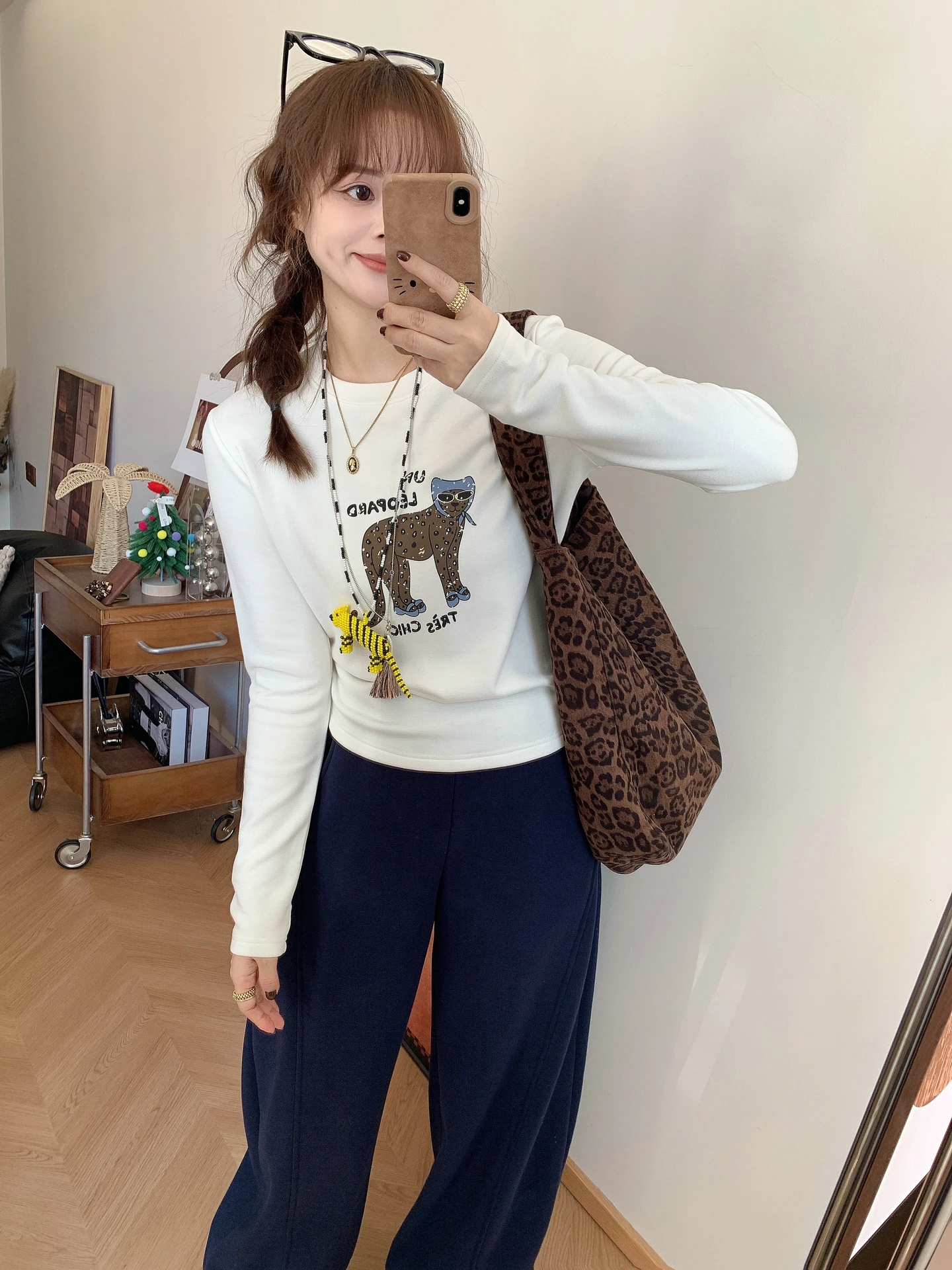 

Корейская женская футболка Slim Fit с длинным рукавом, на флисовой подкладке, с мультяшным принтом и леопардовым узором, мягкая и уютная базовая модель.