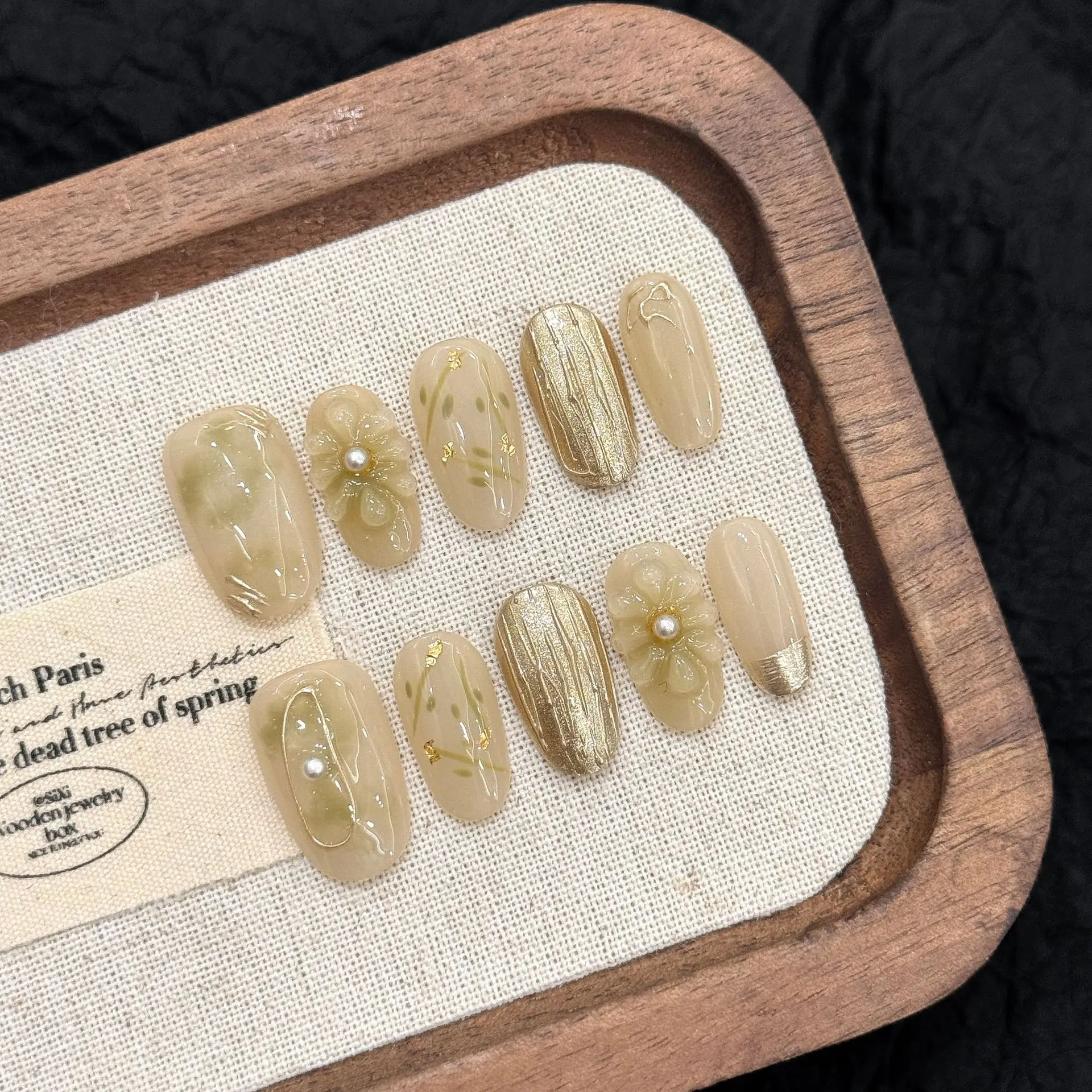 10 stücke Temperament Mandel Handgemachte Falsche Nägel Gold Folie 3D Carving Blume Dekor Drücken Auf Nägel Herbst Französisch Stil gefälschte Nagel