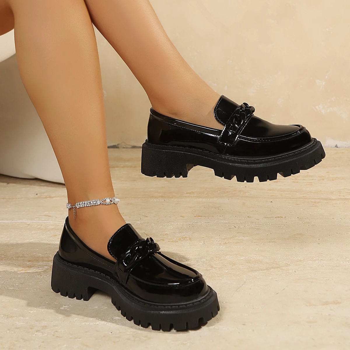 Damen-Plateau-Loafer mit Kettendekor, Modische Runde Zehenpartie, Elegante Lederschuhe für Damen, Slip-On Flats, Übergröße 43 – Detail 3