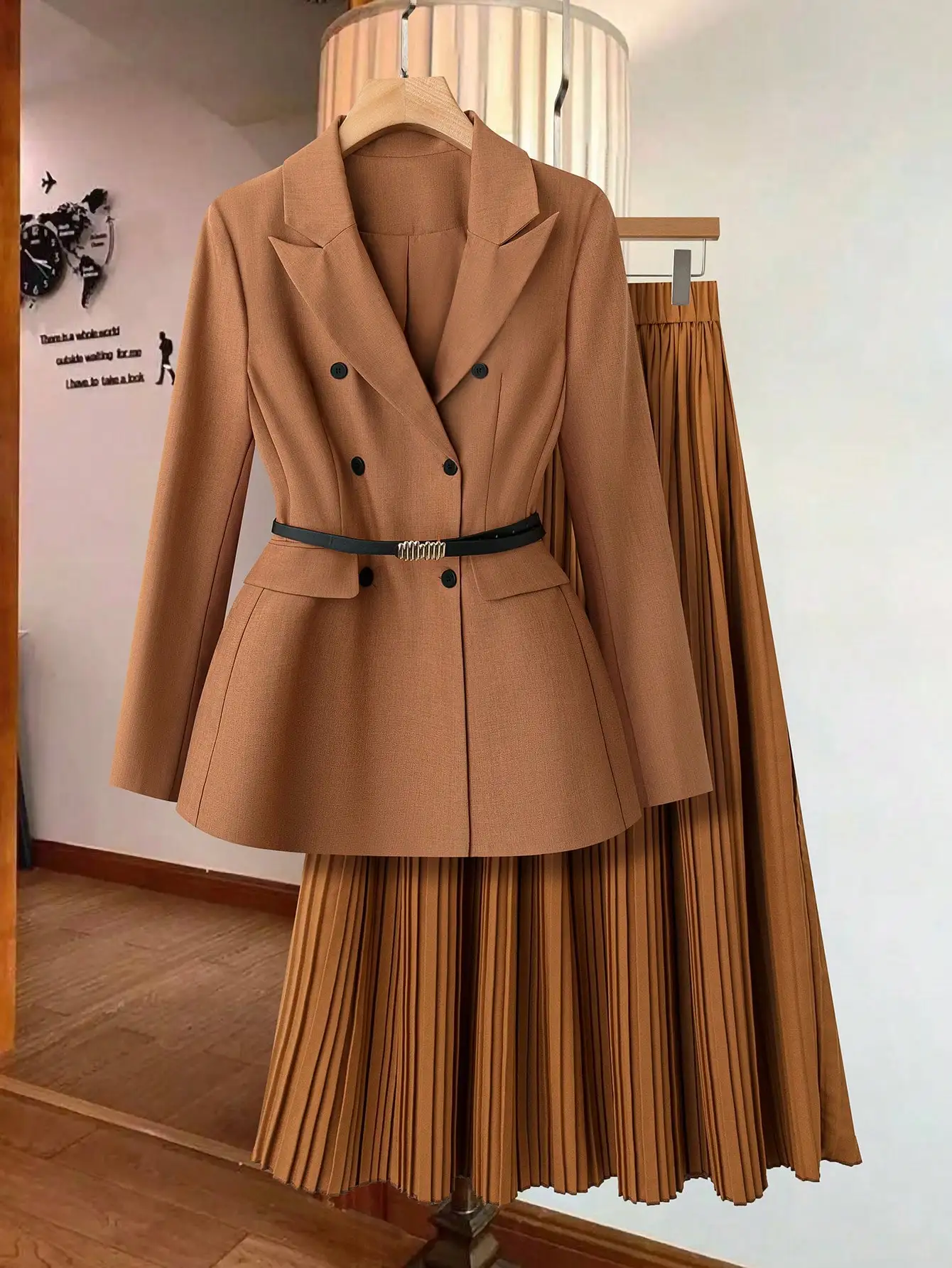 

Женский комплект: двубортный блейзер цвета кэмел с поясом и плиссированная юбка
