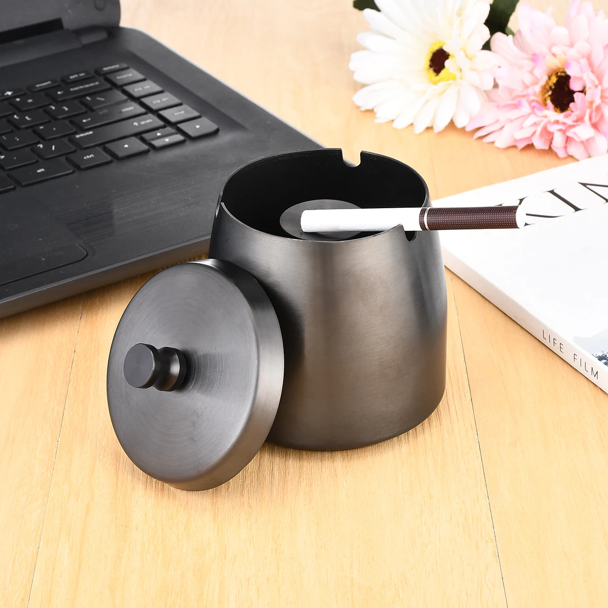 Ashtray With Lid Black Stainless Ashtray Portable Indoor And Outdoor Ashtray With Non-Slip Mat Restaurant Bar Home Office