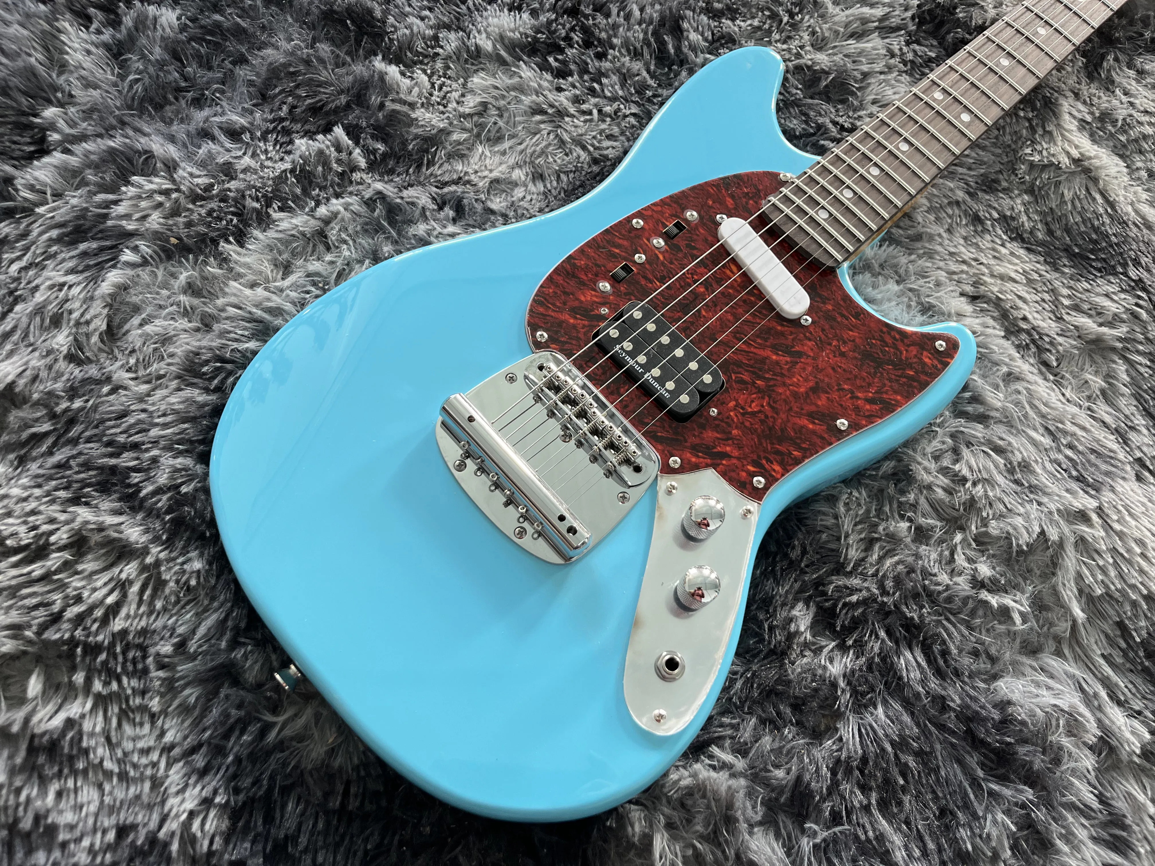 Chinese OEM Electric Guitar Mustang Blue Color 6 Strings Tremolo System