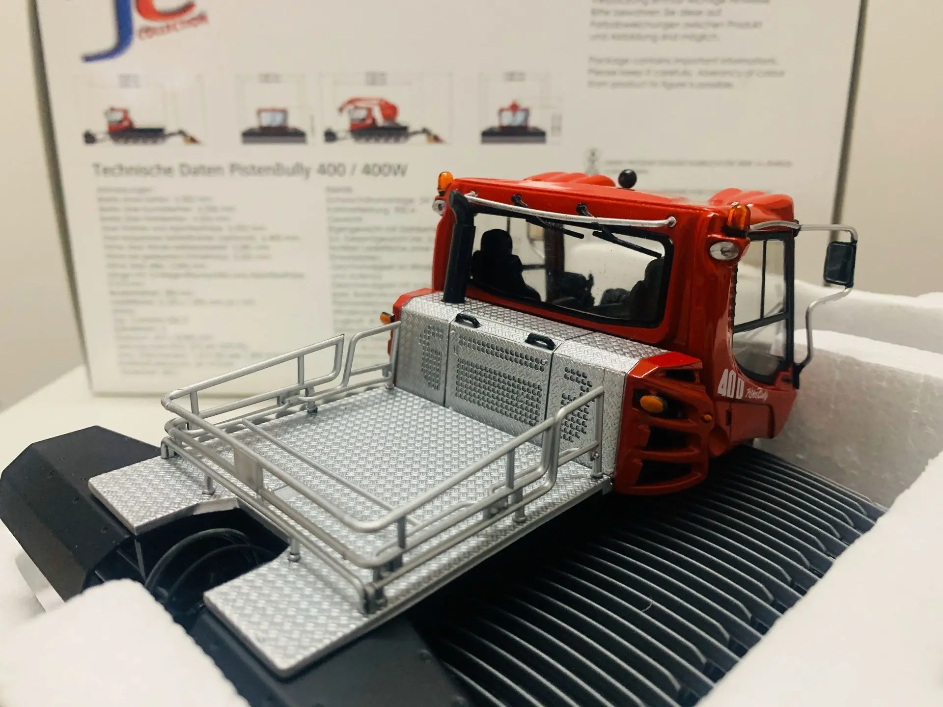 JC 0400 Kässbohrer Pistenbully PB 400 Winde 1:32 Scale Die-Cast Model New in Original Box