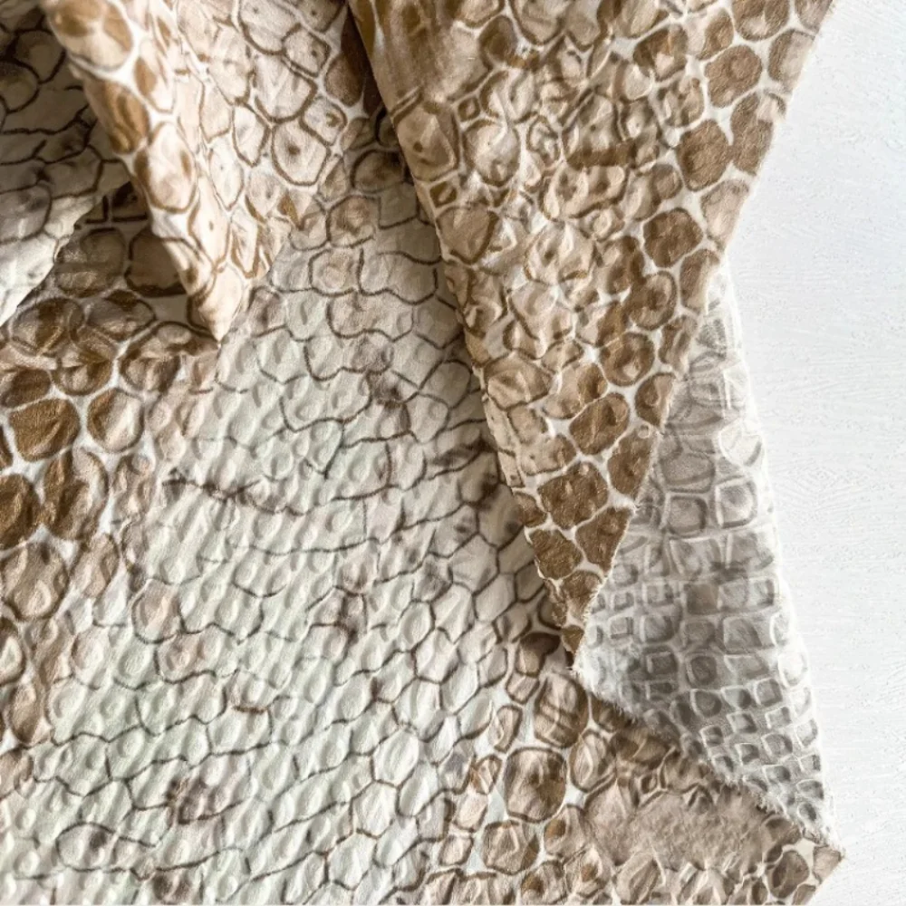 

Коричневая ткань с тиснением из змеиной кожи с принтом для винтажных рельефных декоративных картин, дизайнерская одежда, ткань для шитья своими руками