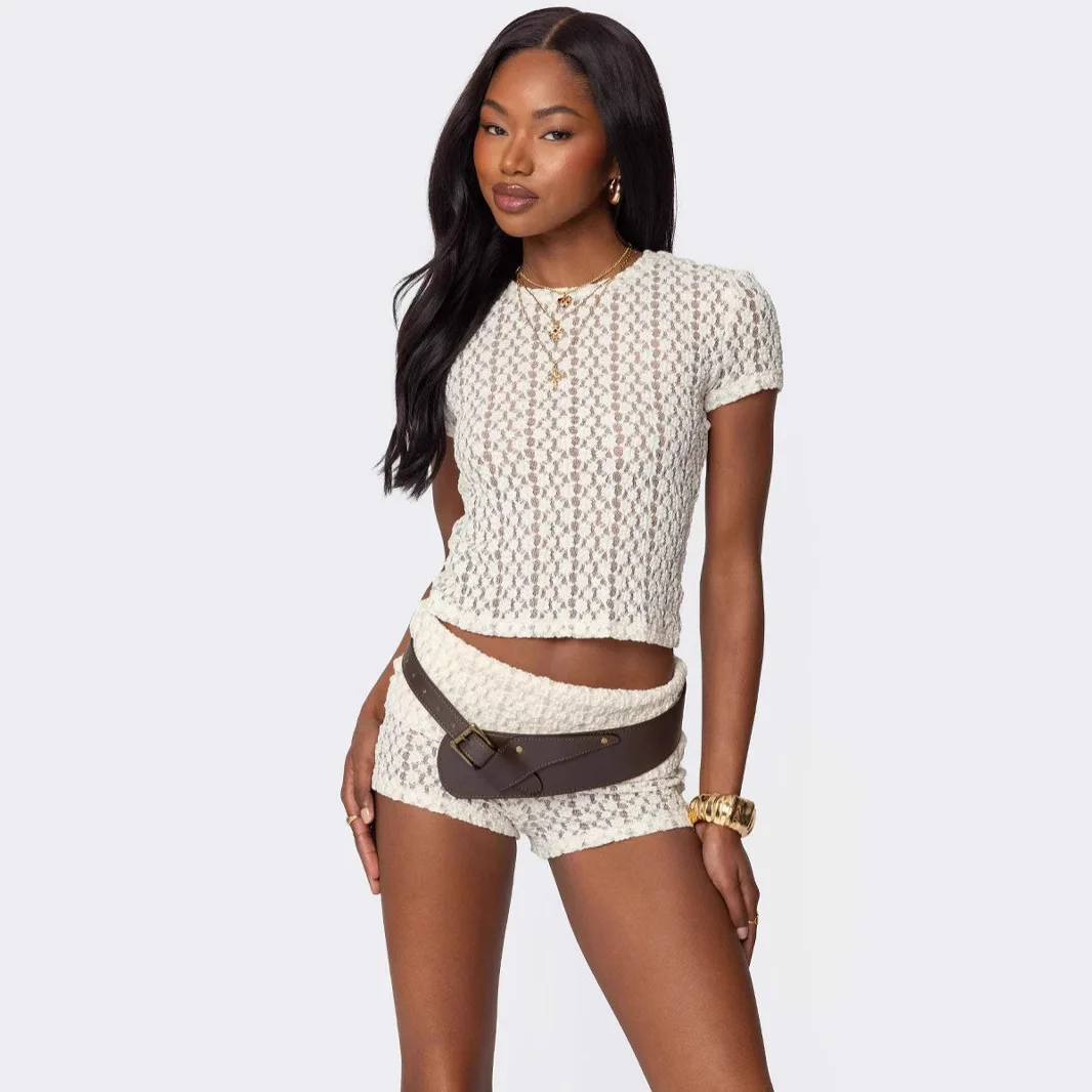 

Элегантный кружевной укороченный топ с подходящей юбкой с высокой талией. Стильный бюстгальтер без косточек с длинными рукавами и облегающей мини-юбкой.