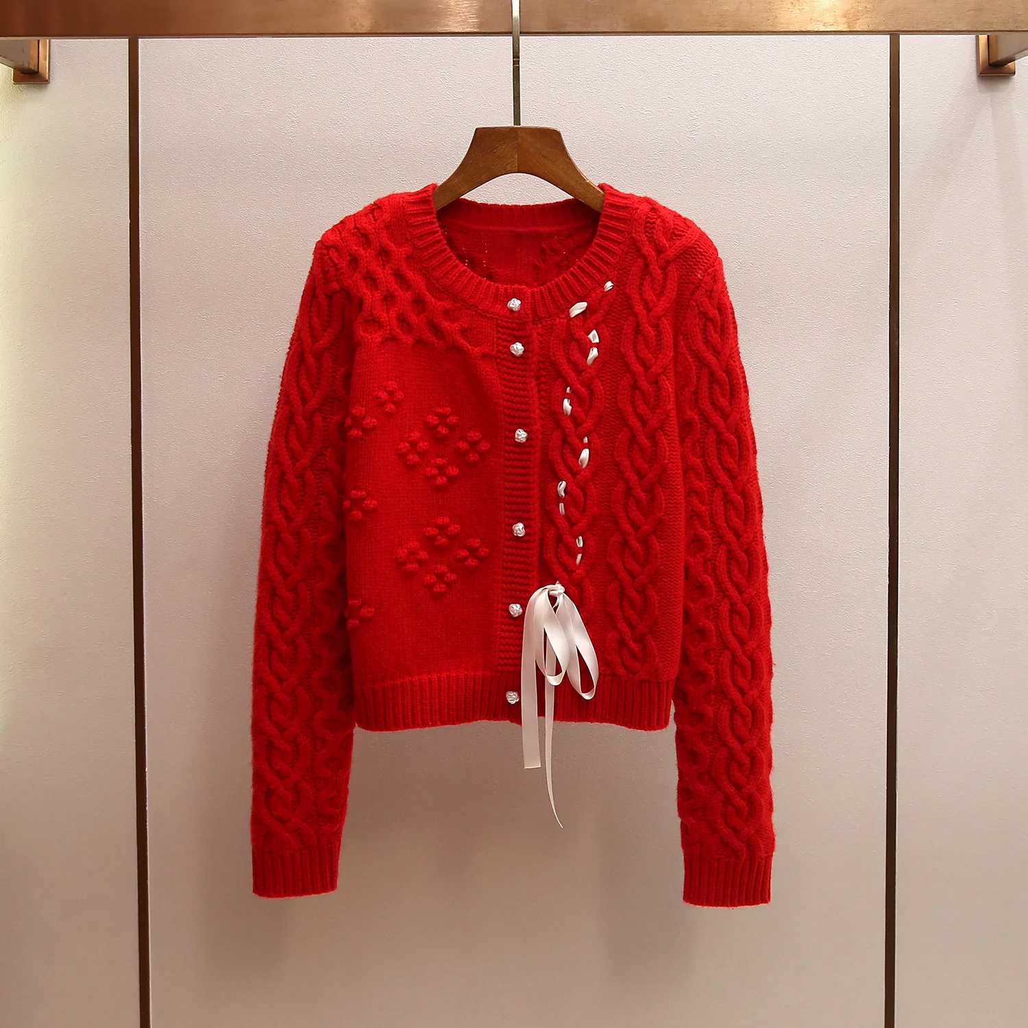 

Женский вязаный свитер Mansande Premium: новинка весенней коллекции, красный, с узором «узелок» и «косичка», комфортный, средней мягкости