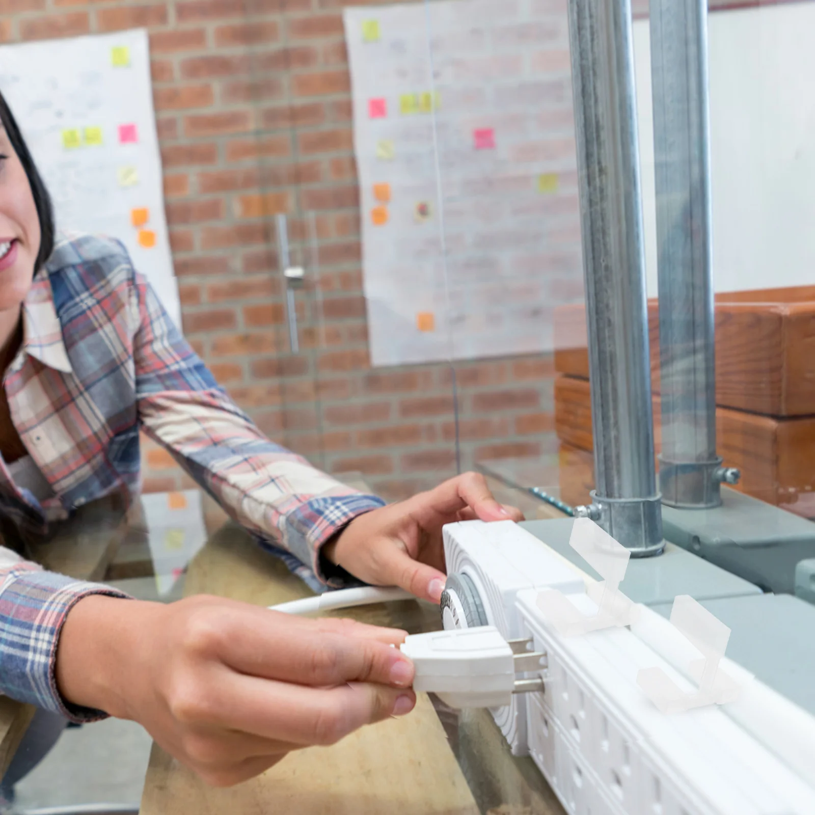 

100Pcs Clear Plastic Plug Covers Outlet Safety Covers Secure Design Easy Installation Home Garage Hotel Use Electric Plug Cover