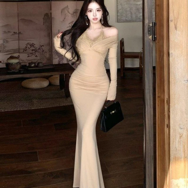 

Сексуальный комплект из двух предметов: женская футболка с длинными рукавами и кружевными вставками (имитация двухслойности) + плиссированная длинная юбка с высокой талией