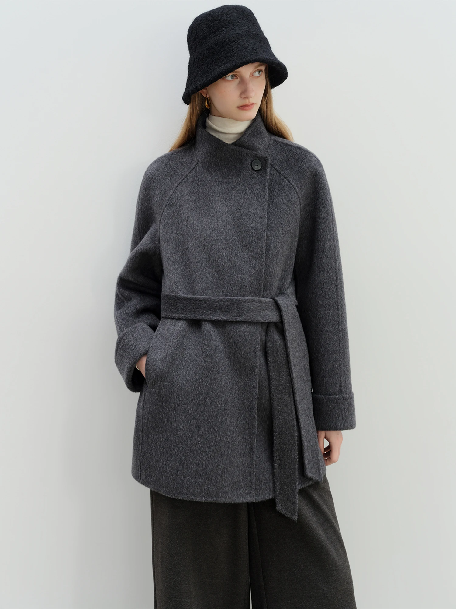 ZIQIAO 2025 nueva llegada elegante abrigo de mezcla de lana de camello de doble cara Chaqueta corta elegante con diseño inspirado en la universidad Otoño Invierno