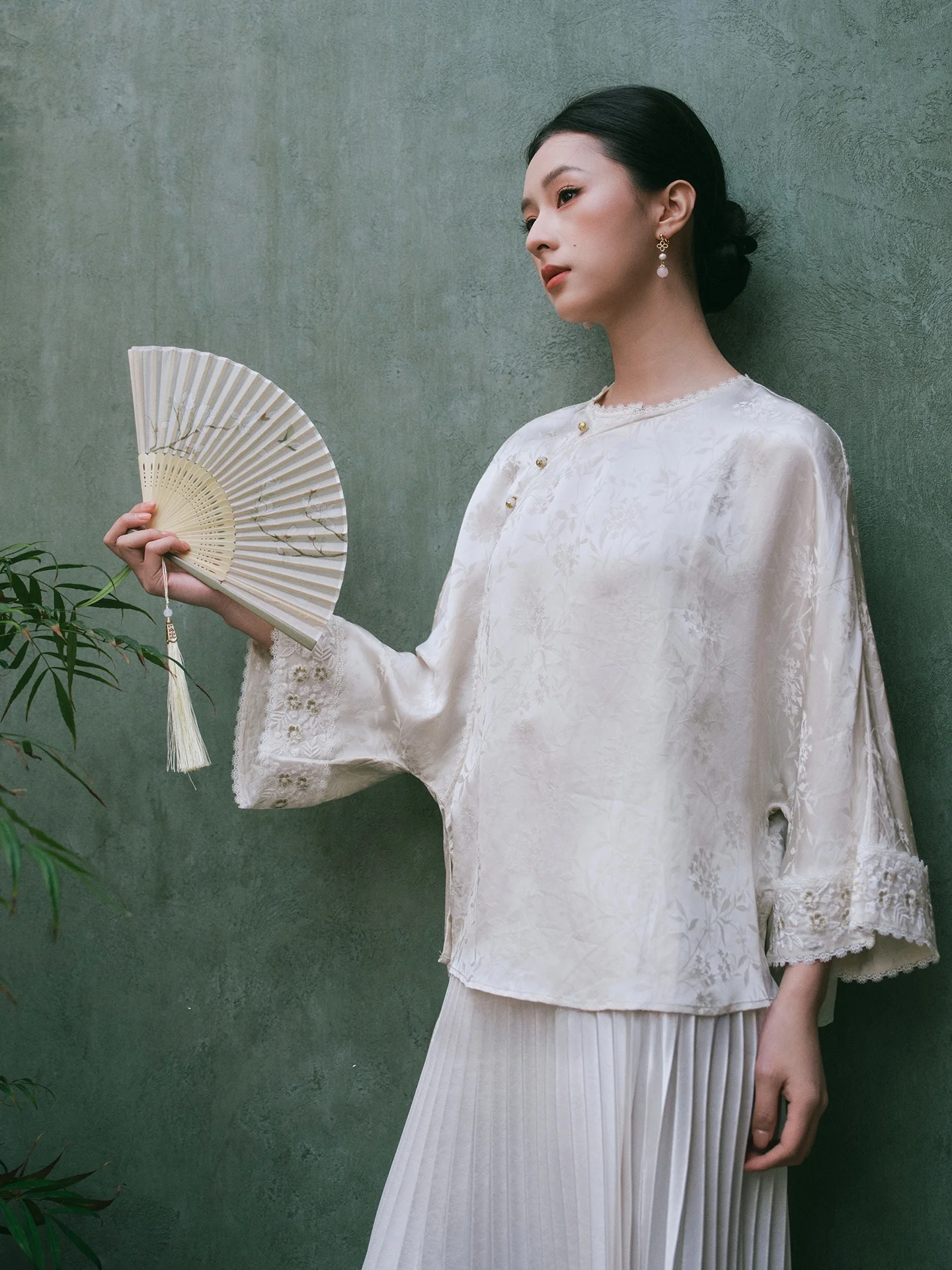 

New Chinese Style Loose Women's Acetate Embroidered Shirt Top Fashionable Inner Wear Small Shirt Autumn Collection