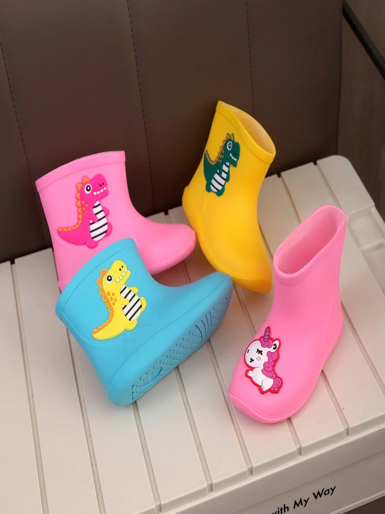Botas de chuva infantis de alta qualidade feitas de material amigável à pele, com dinossauros de desenho animado para meninos e meninas