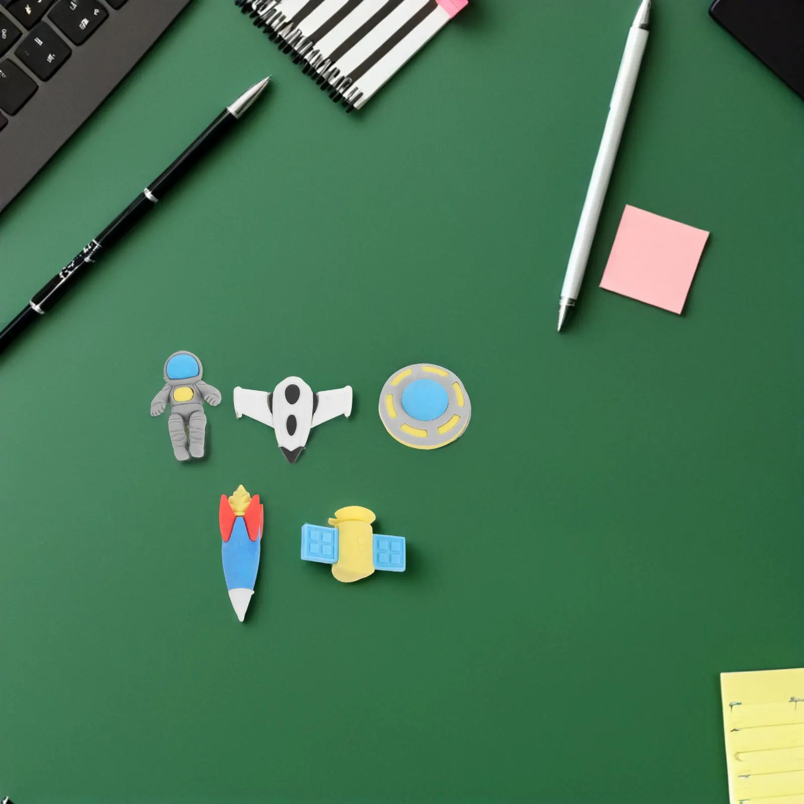 

Набор из 50 милых мини-ластиков в виде космонавтов, ракет и спутников для классных наград, сувениров для вечеринок в космической тематике, необычные канцелярские принадлежности