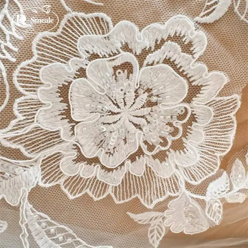 2 Stück = 1 Paar. Weiße Perlen-Spitzenblumen mit Spiegelblüten. Blumenblätter-Stickerei für Hochzeitskleider und Kopfschmuck. DIY-Nähzubehör-Patch. – Detail 3