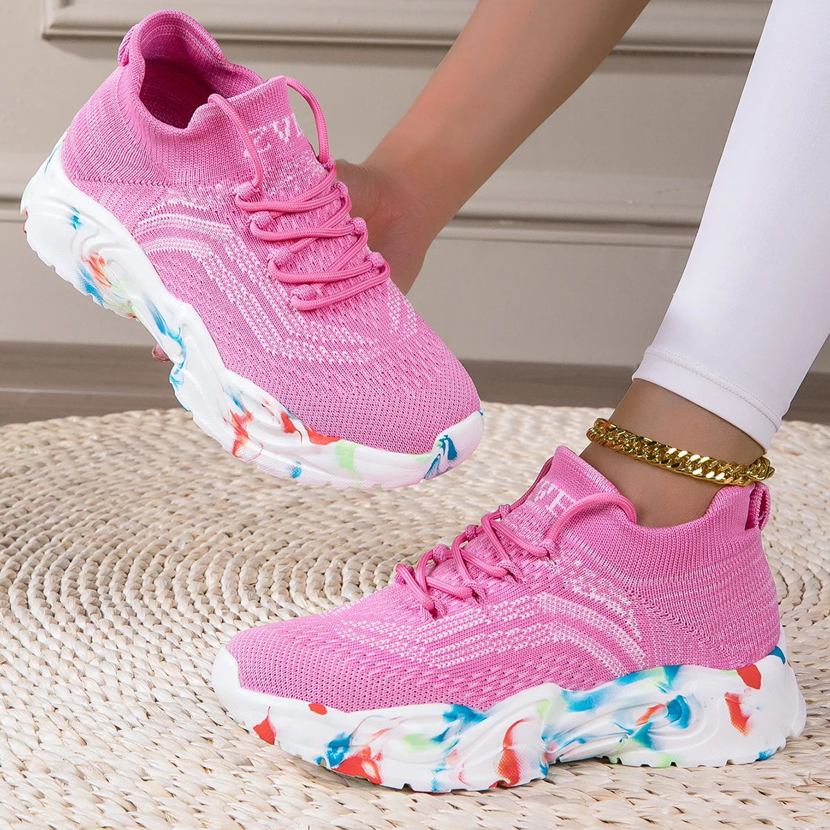 Ladies outdoor low-cut lightweight breathable fashion Joker platform to increase sports shoes casual shoes socks shoes.