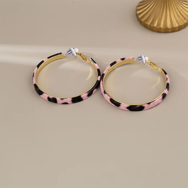 Vintage Leather Leopard Hoop Ear Clips for Women Hyperbole Geometric Fashion Big Round Non Piercing Earrings Party Jewelry