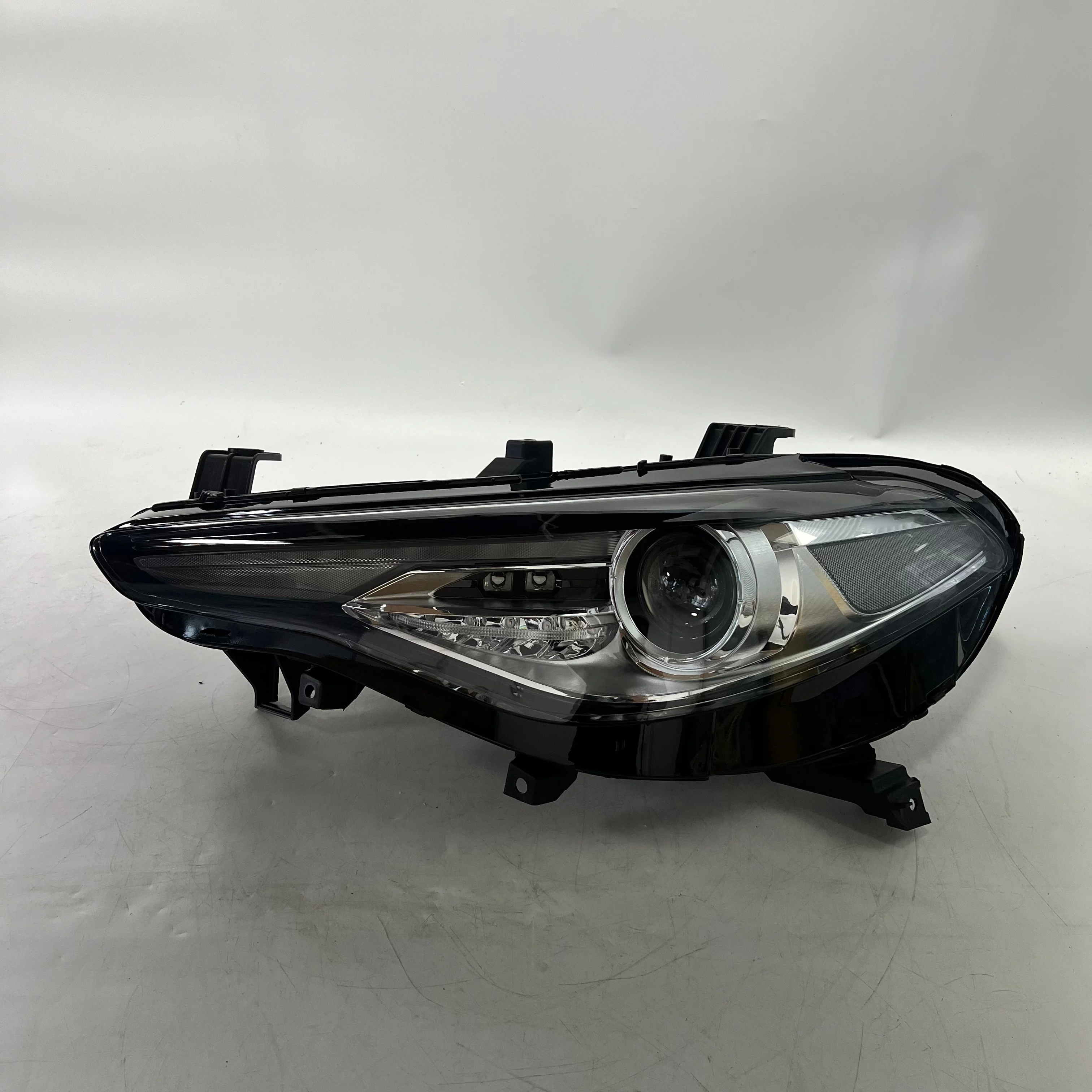 For Alfa Romeo Giulia Headlight 2017-2022 Giulia 200HP 280HP Headlights Xenon HID Headlight Assembly Giulia Headlamp