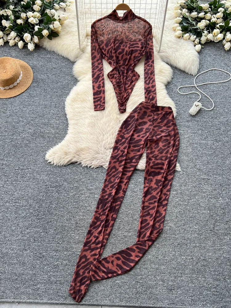 

2026 Осенний женский модный сексуальный водолазка с длинным рукавом, облегающий тонкий сетчатый комбинезон + сетчатые брюки с высокой талией, леопардовый принт, комплект из 2 предметов