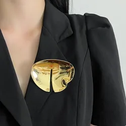 Exaggerated Irregular Metal Glossy Brooch for Women Unique Fashion Suit Pin Corsage Vintage Jewelry Party Accessories