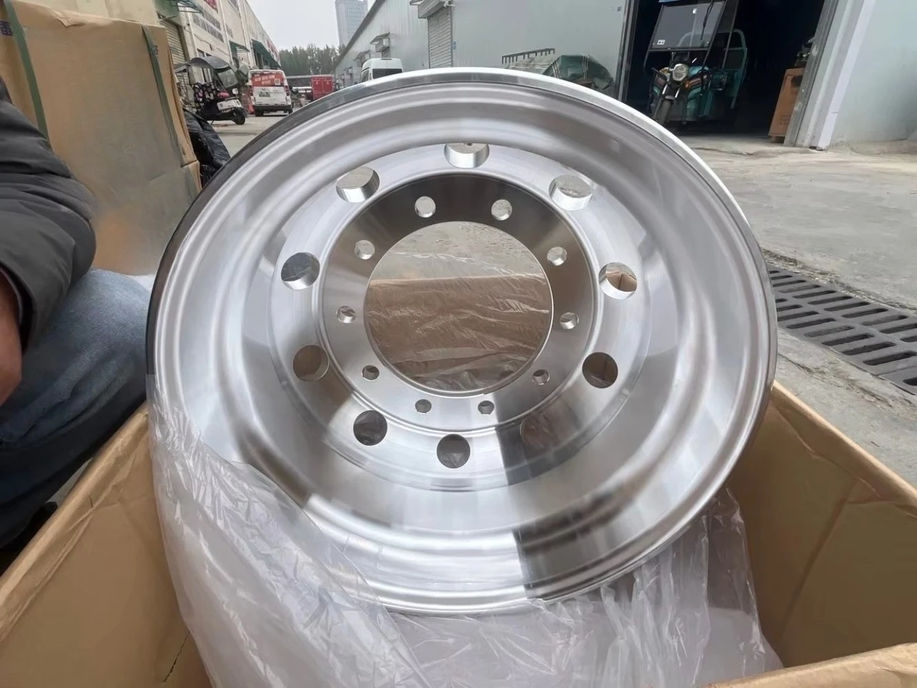 

New Shaanxi Automobile Wheel Hub Suitable for X3000 Replacement/Repair, Iron, Black Surface OE/DZ96189610503