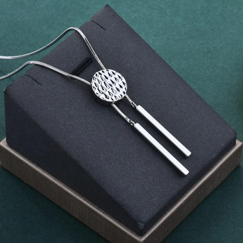 

Simple and high-end sweater chain, magnetic pull geometric long necklace for women in autumn and winter
