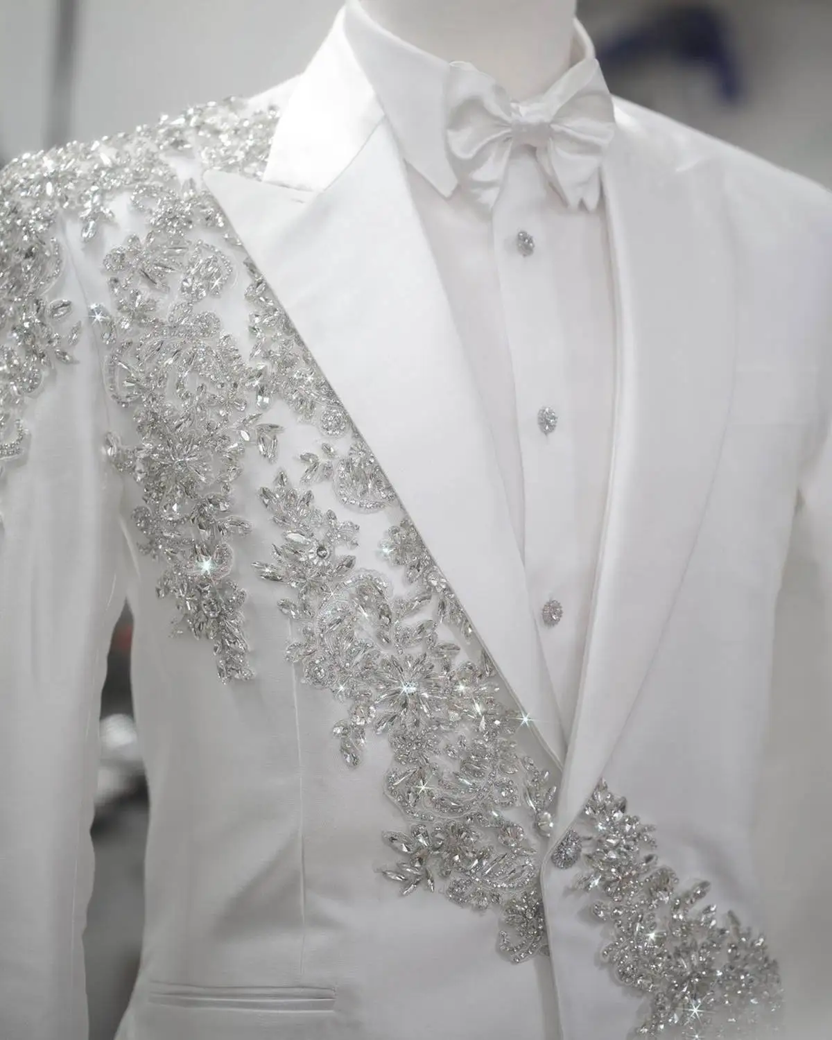 Branco masculino terno senhores terno fino ajuste 2 peça jaqueta calças frisado diamantes personalizado casamento ocasiões formais noivo smoking