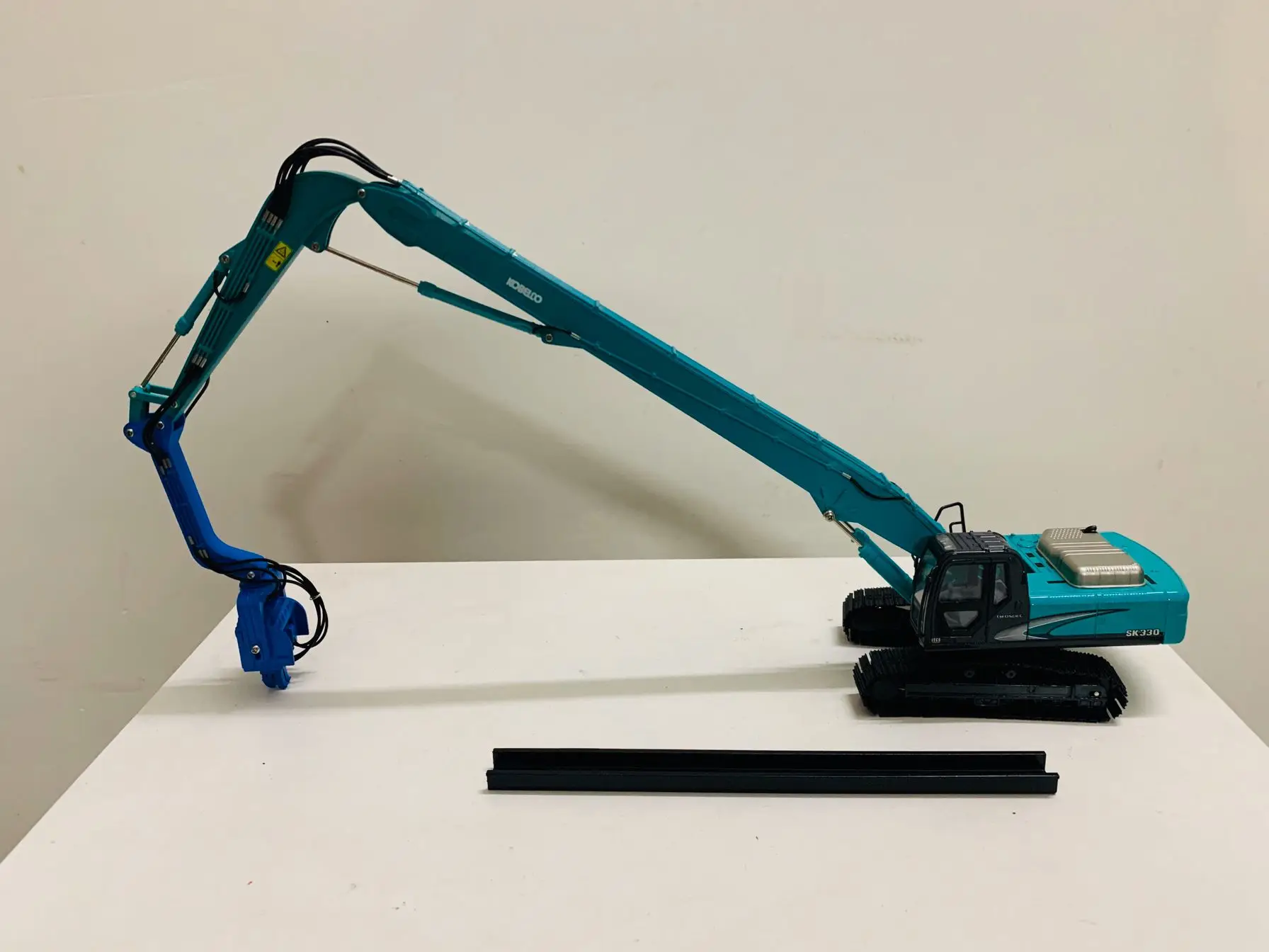 K0belco SK330 Pile Driver Excavator Construction Long Arm Crane 1:50 Scale DieCast Model