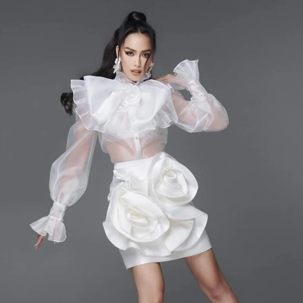 

Chic White Mini Skirt with Oversized 3D Floral Appliques - High Waist A-Line Skirt Sheer Organza Overlay Party Club Wear Runway