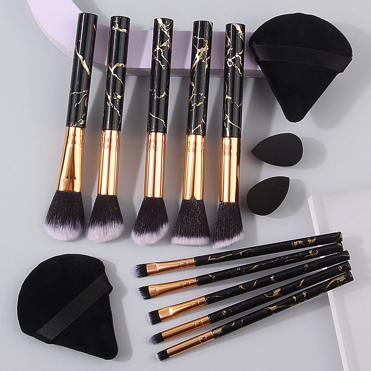 14本のソフトメイクブラシセットには、大理石模様のメイクブラシセット、三角形のパウダーパフ、ミニスポンジエッグが含まれています。